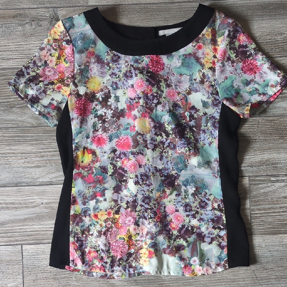 H&M Floral Short Sleeve Top with Black Side Panels Size 2